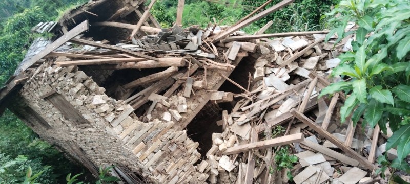 भूकम्पले चर्किएका घर वर्षाले भत्किए