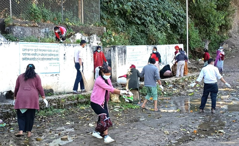 लघुवित्तद्वारा रुकुमकोटको लुस्पाधाराको सरसफाइ