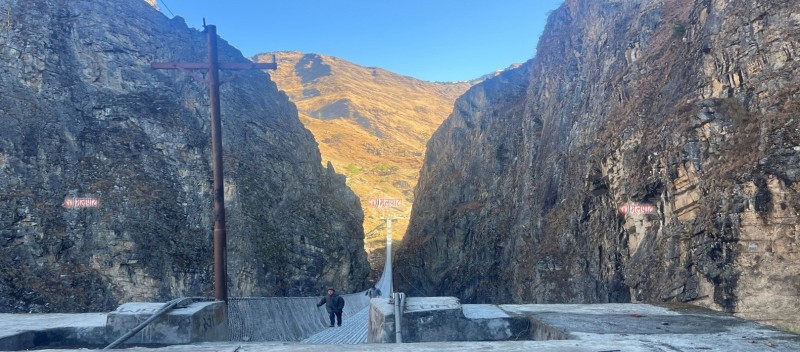 दुई पहाडका बिचमा रहेको 'भाईरल' झोलुङ्गे पुल 