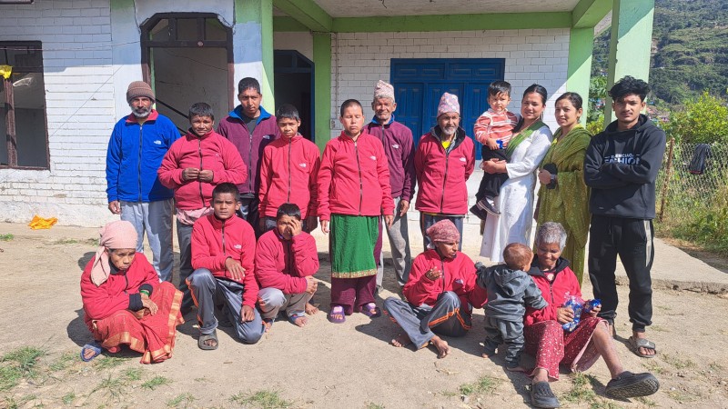 जन्मदिनको अवसरमा आश्रममा रहेका जेष्ठ नागरिक र असहायलाई न्यानो कपडा वितरण