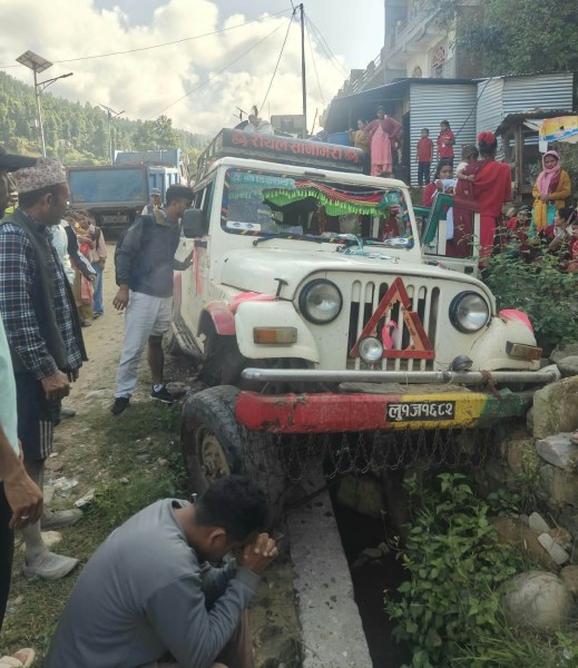 रुकुमको चौरजहारीमा क्षमता भन्दाबढी यात्रु बोकेको जिप दुर्घटना