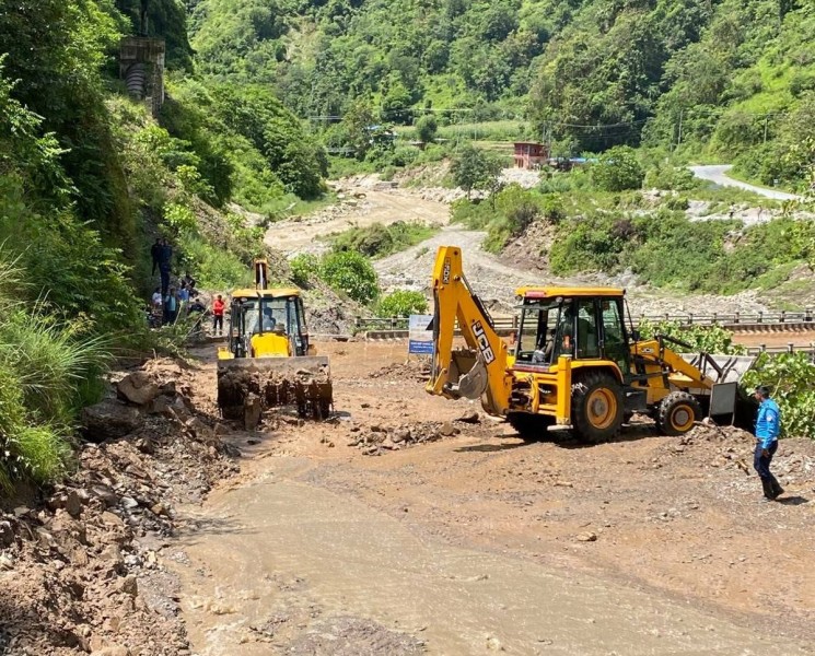 पहिरो पन्छाएपछि खुल्यो मध्यपहाडी, जोखिम भने कायमै