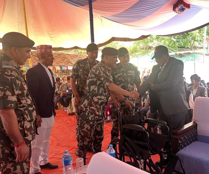 भूतपूर्व सैनिक परिवारका अशक्त सदस्यलाई सहायक सामाग्री प्रदान