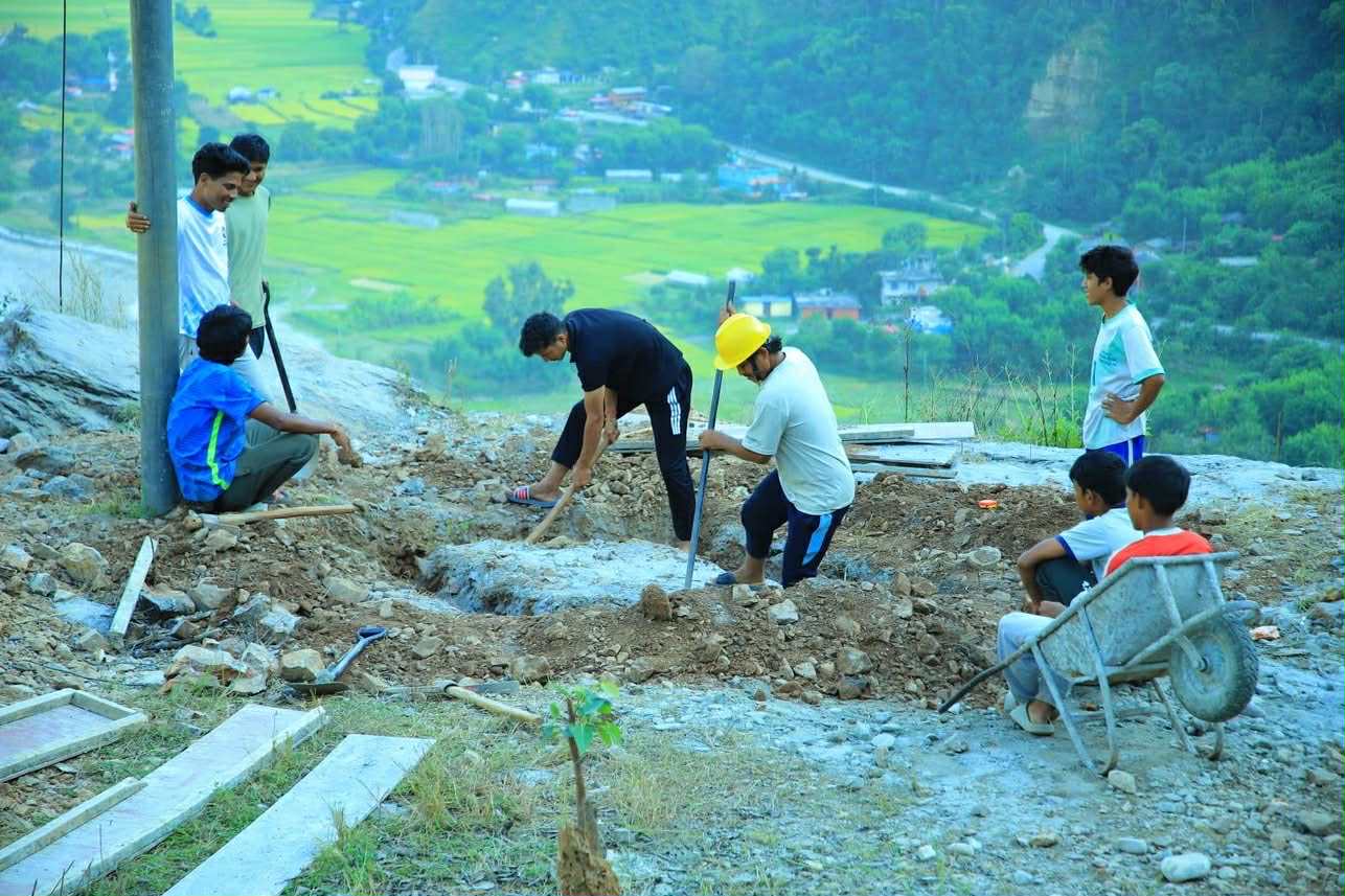 सानीभेरीको नेटाडाँडामा मन्दिरसहितको पर्यटकीयस्थल बनाउँदै युवाहरु 