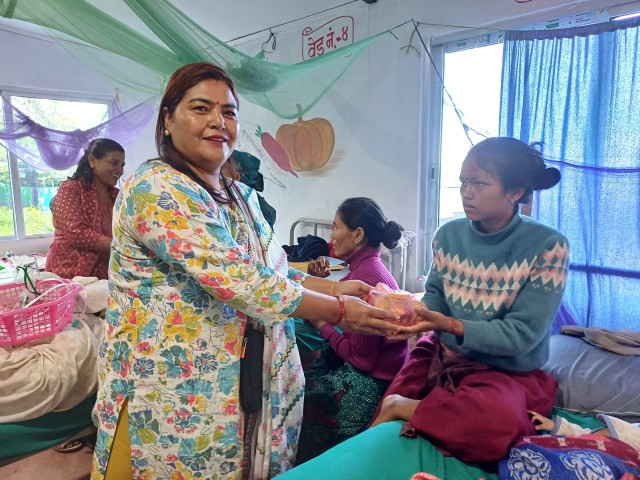 कर्मचारी युनियन स्थापना दिवस : अस्पताल र आश्रममा फलफूल वितरण