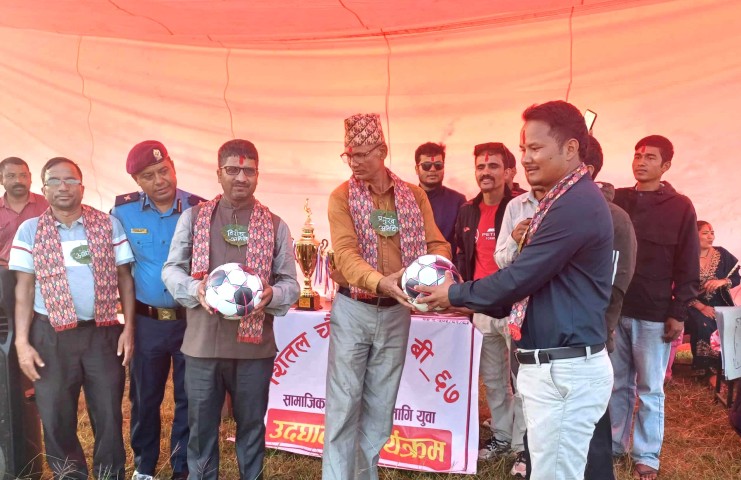 शीतल चौरजहारी बी ६७ र फुटबल प्रतियोगिता एक साथ उद्घाटन