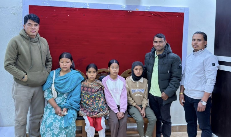 रुकुमका दुई सञ्चारकर्मीद्वारा टिकटकबाट प्राप्त गिफ्ट पीडित परिवारलाई हस्तान्तरण