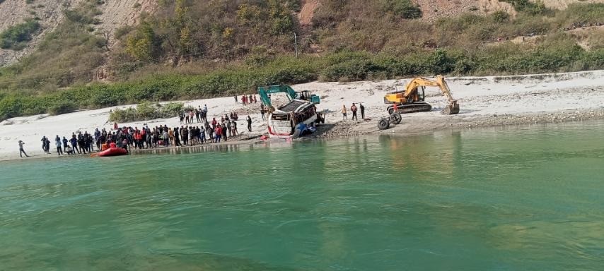 तामाकोशीमा बस खस्दा १२ को मृत्यु, चालकसहित ८ जना घाइते