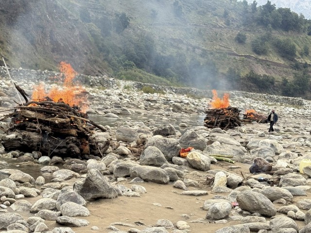 जीप दुर्घटनामा ज्यान गुमाएका एउटै परिवारका ६ जनाको सामुहिक अन्त्येष्टि