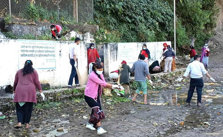 लघुवित्तद्वारा रुकुमकोटको लुस्पाधाराको सरसफाइ