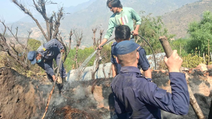 आगलागीबाट तीन घर र एक गोठ जलेर नष्ट
