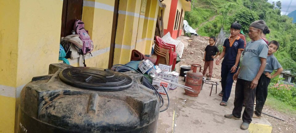 पहिरोले क्षति गरेको शिव आविलाई तत्कालै राहत सामाग्री प्रदान