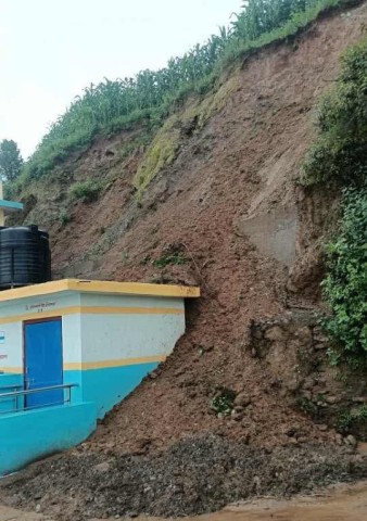 विद्यालयमा निर्माण भएको दश लाखकाे शौचालय महिना दिनमै पहिरोमा पुरियो