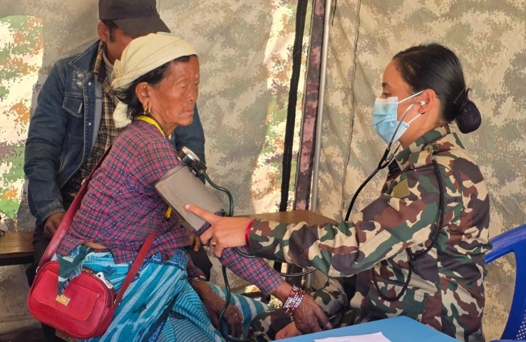 चौरजहारीमा नेपाली सेनाको स्वास्थ्य शिविर सम्पन्न 