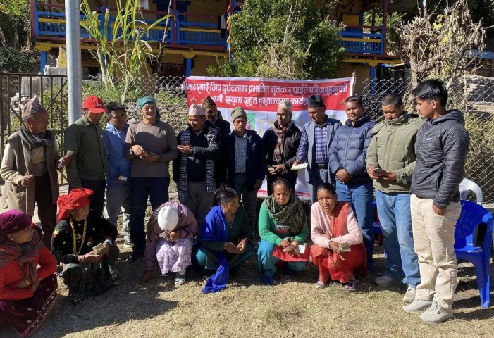 झारमारेमा भएको गाडी दुर्घटनाका मृतक परिवार र घाईतेलाई १३ लाख ६१ हजार राहत हस्तान्तरण 