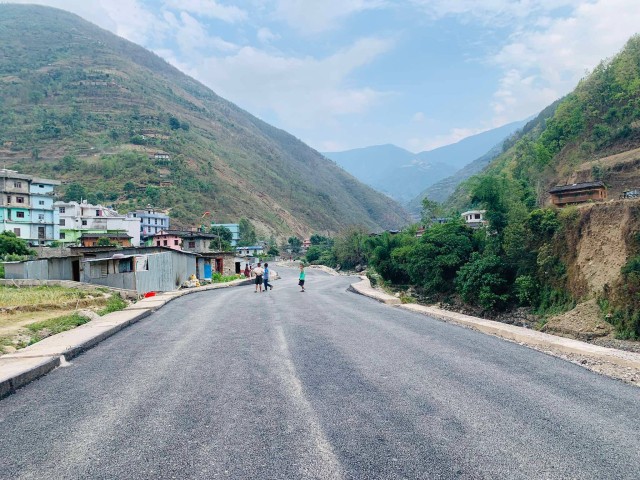 आठबिसकोटको केन्द्र राडी बजारका सडक कालोपत्रे