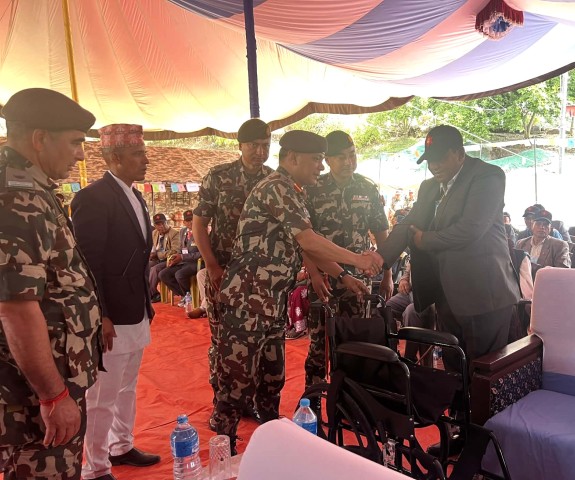 भूतपूर्व सैनिक परिवारका अशक्त सदस्यलाई सहायक सामाग्री प्रदान