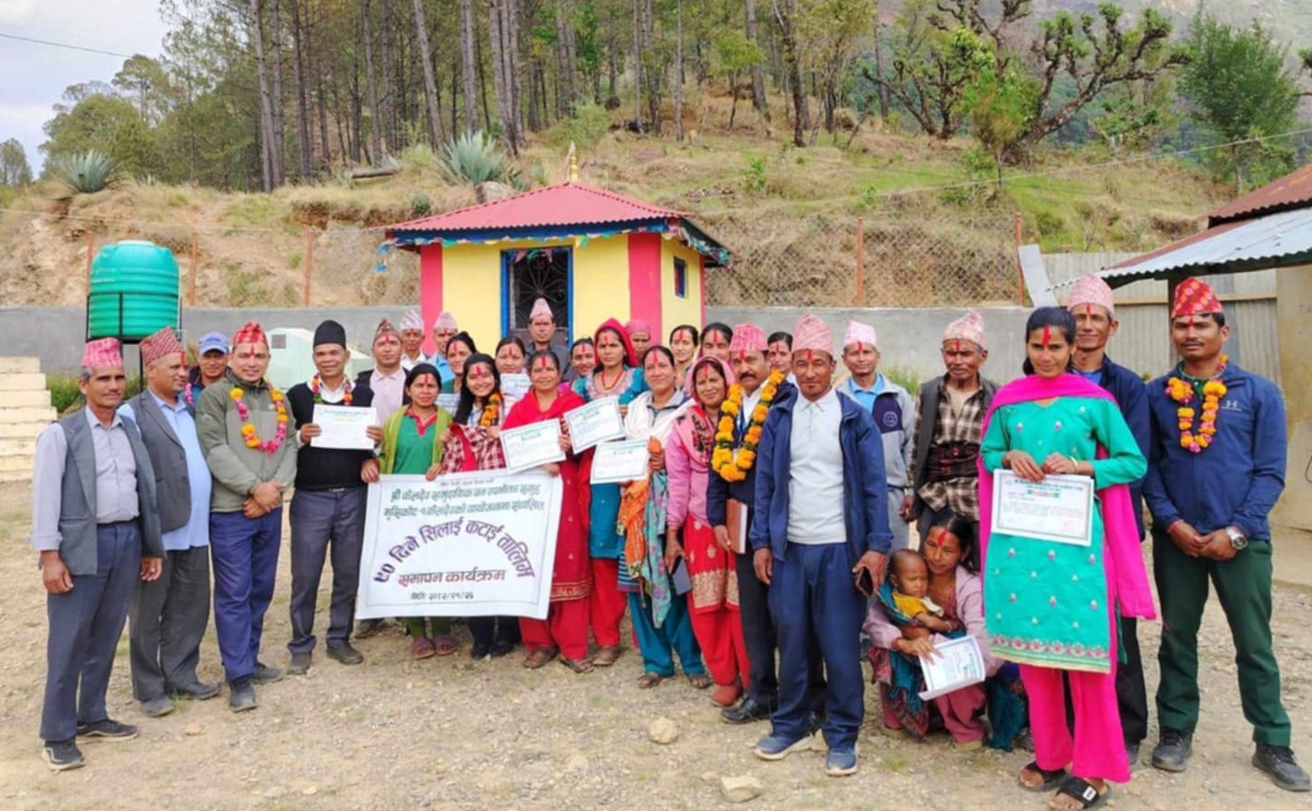 गरिब तथा विपन्न उपभोक्तालाई वन समुहले दियो सिलाई कटाई तालिम