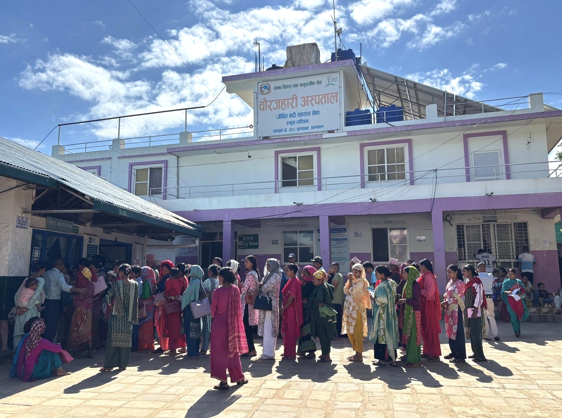 चौरजहारी अस्पतालबाट स्वास्थ्य बिमाको प्रथम सेवा बिन्दु हटाएपछि बिरामी मर्कामा