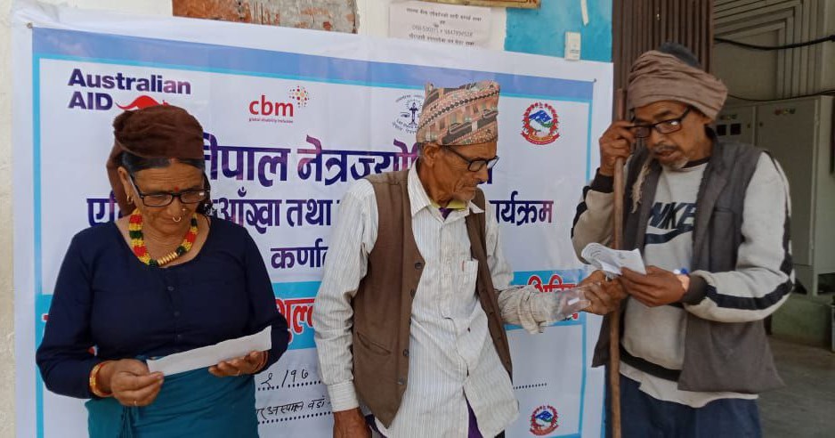 गाउँमा आँखाका बिरामी खोज्दै उपचार गर्दै चौरजहारी नगरपालिका