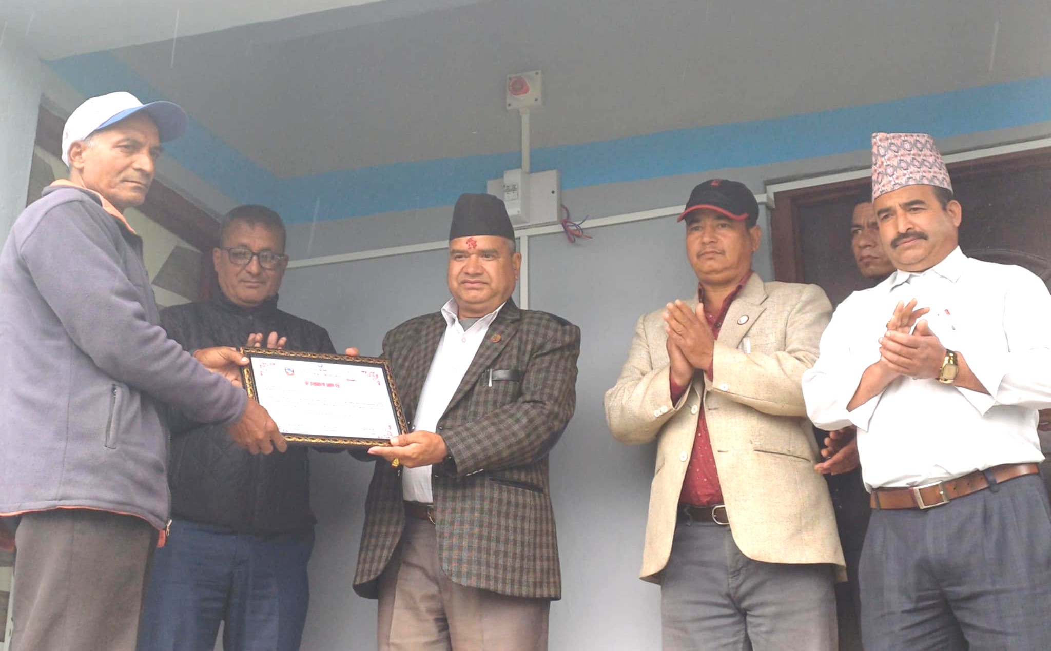 घरबास नभएका नागरिकलाई वडा कार्यालयले दियो घर उपहार !