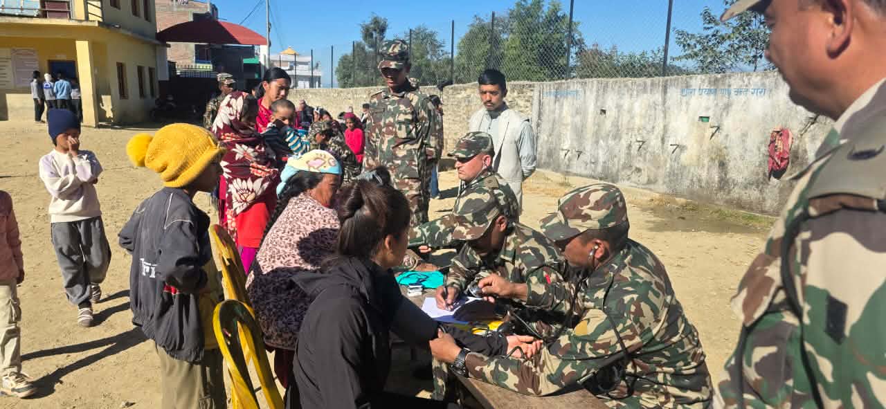रुकुम पश्चिमको झुल्नेटामा नेपाली सेनाको स्वास्थ्य शिविर, साढे तीन सय बिरामीलाई नि:शुल्क उपचार