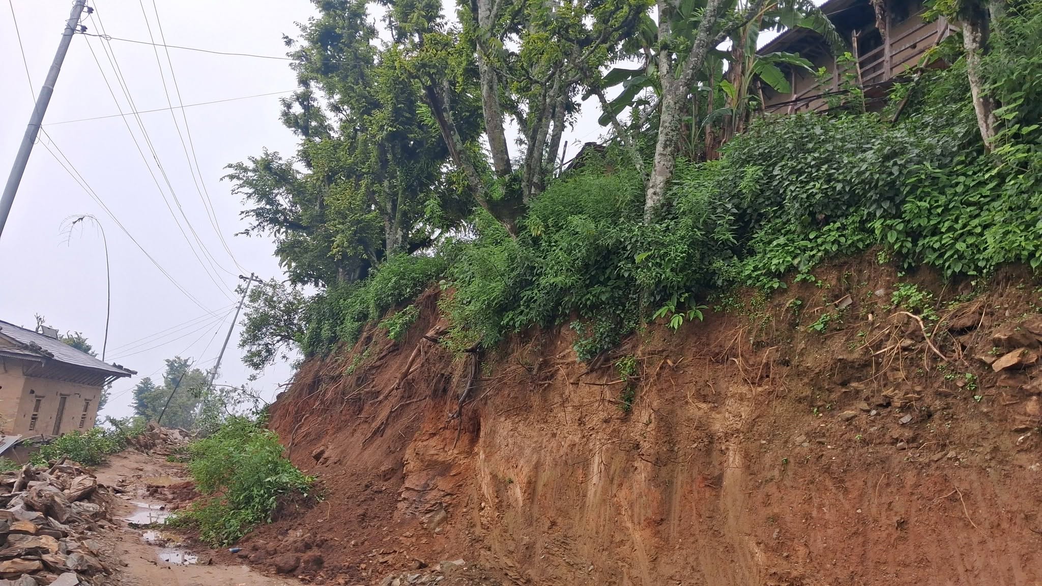 त्रिवेणीको बाँठाकोटका चार घर पहिरोको उच्च जोखिममा 