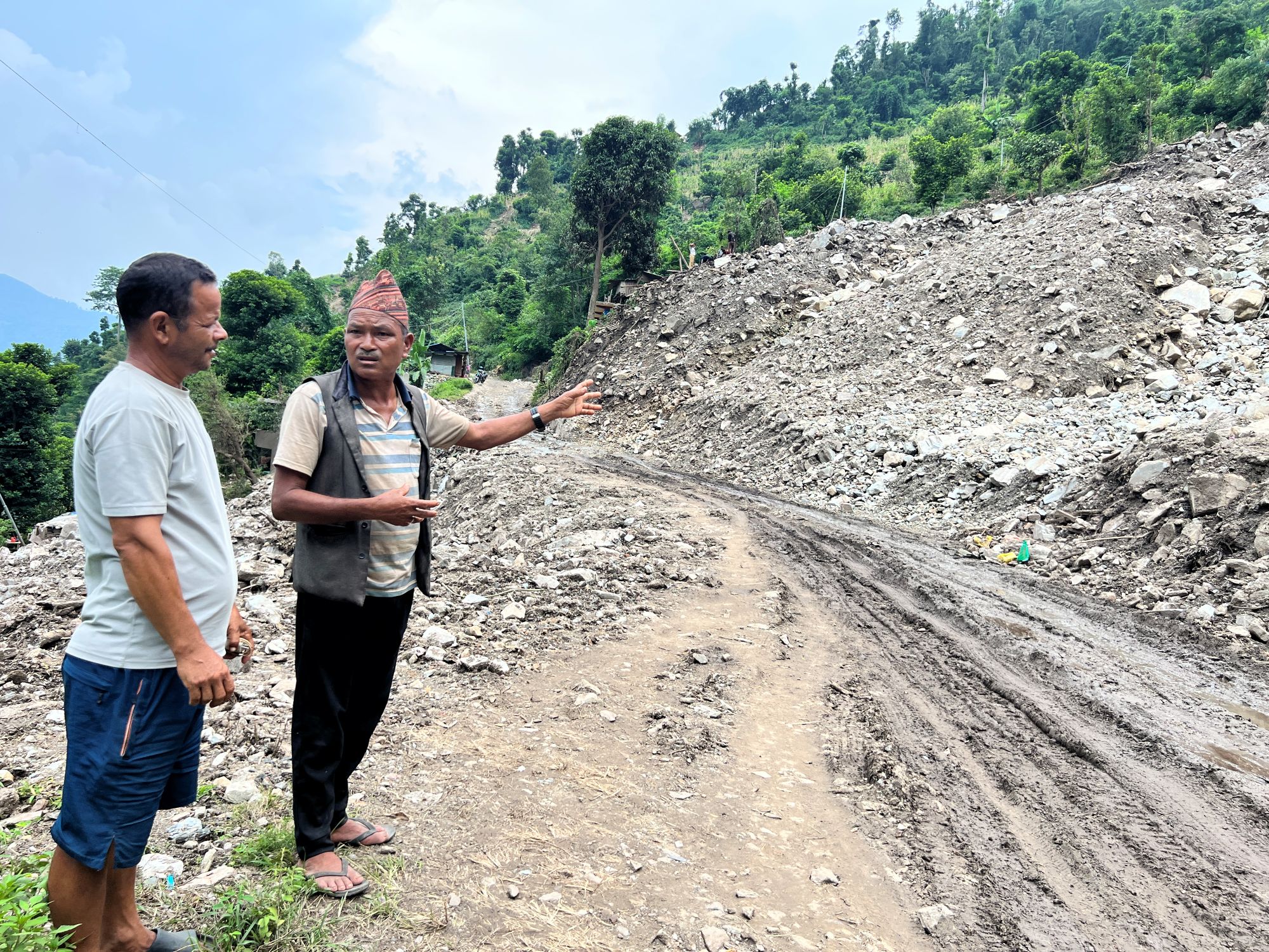 भूकम्पले चिरेको रिसाङ बस्ती पहिरोकाे पिरलोमा 