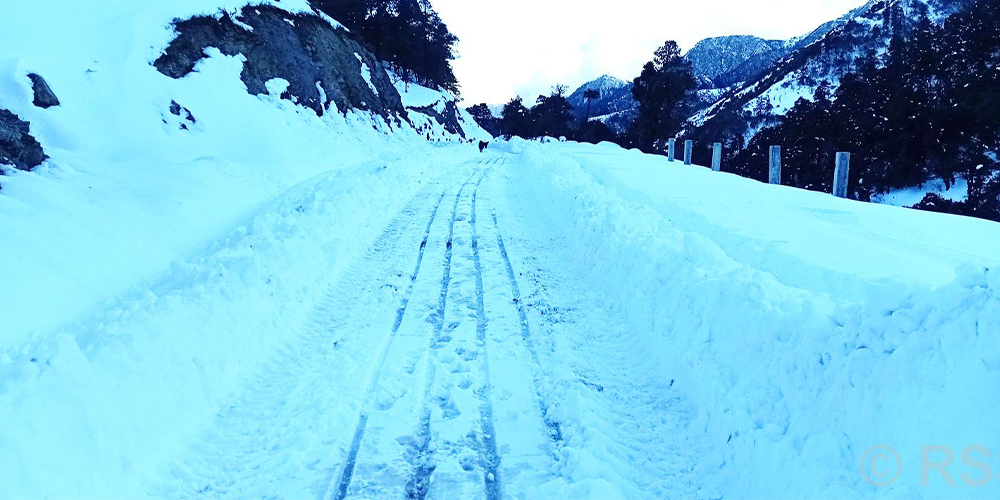 भारी हिमपातले मध्यपहाडी लोकमार्ग अवरुद्ध