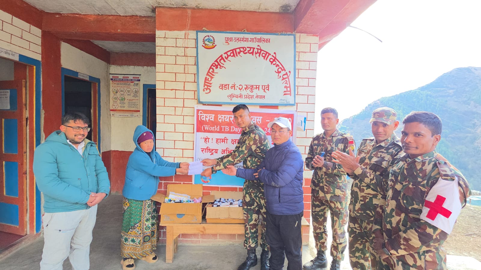 दुर्गम गाउँमा रहेको स्वास्थ्य केन्द्रलाई औषधी हस्तान्तरण