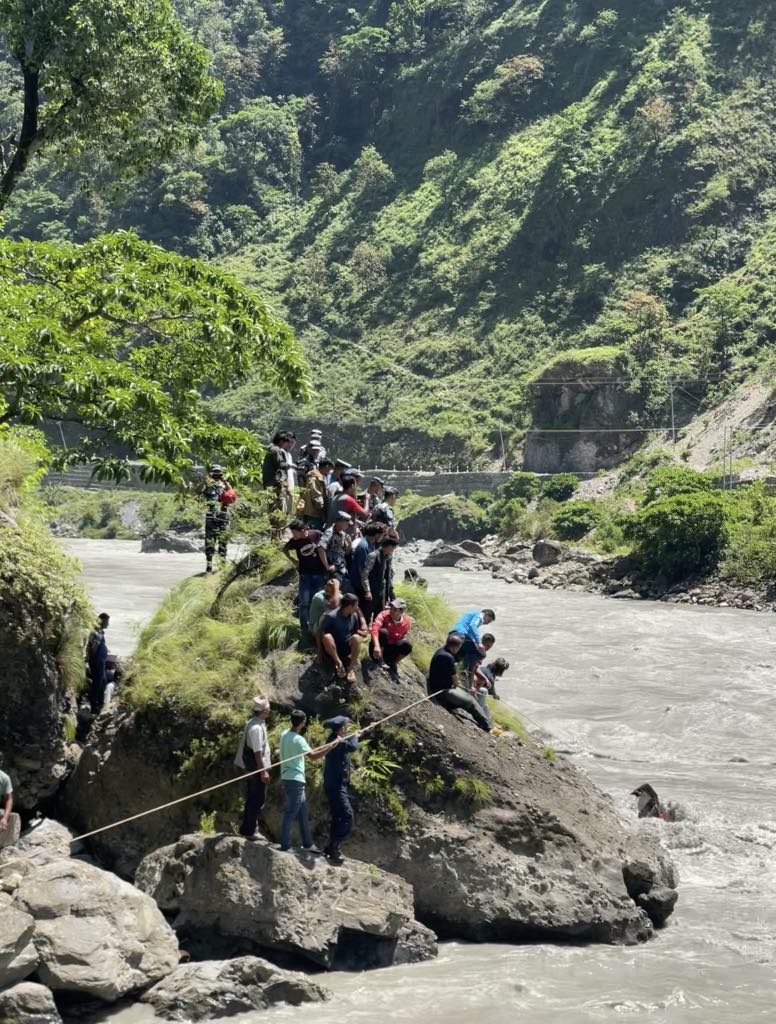 ठूलीभेरीमा खसेको टिप्पर भेटियो, मान्छे भेटिएनन् !