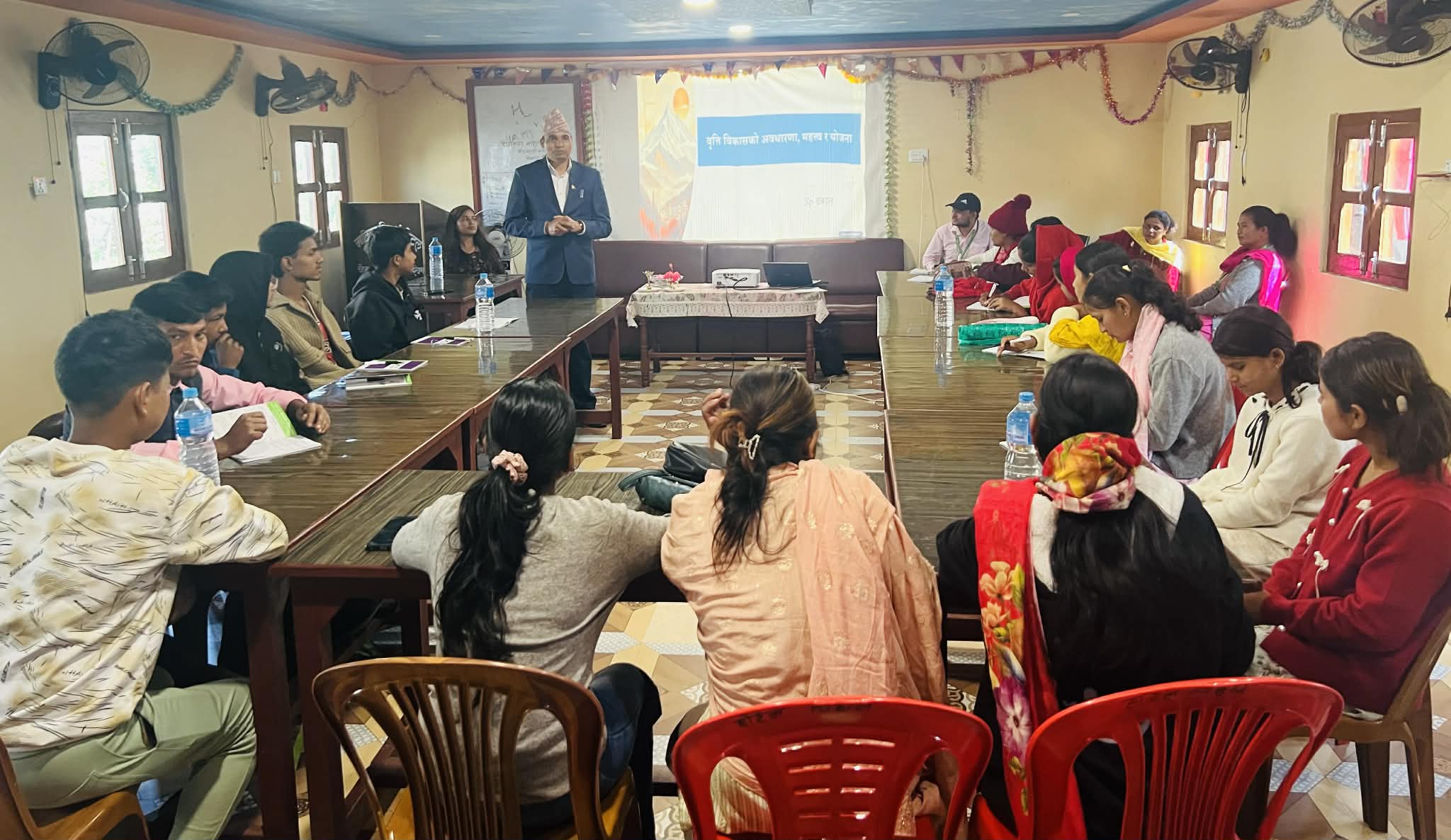 चौरजहारीका २० युवालाई व्यक्तित्व विकास तालिम 