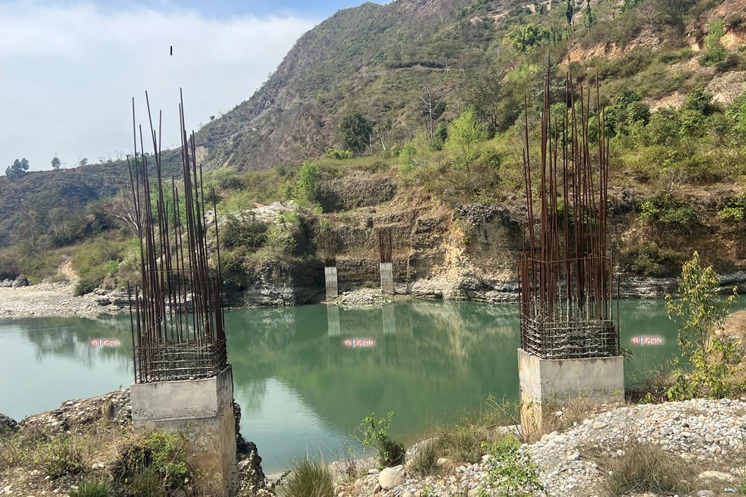 मध्यपहाडी राजमार्गकै पुल तेह्र वर्षदेखि अलपत्र 