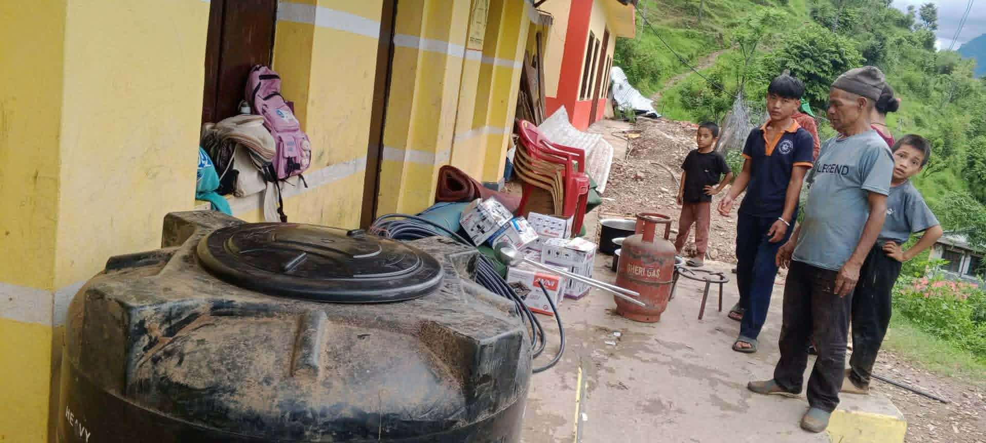 पहिरोले क्षति गरेको शिव आविलाई तत्कालै राहत सामाग्री प्रदान