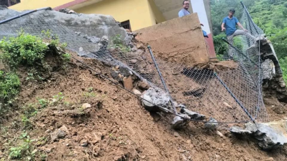 पहिरोले मालिका माविको भवन र घेराबारमा क्षति