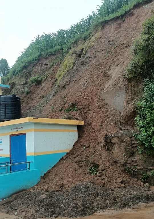 विद्यालयमा निर्माण भएको दश लाखकाे शौचालय महिना दिनमै पहिरोमा पुरियो