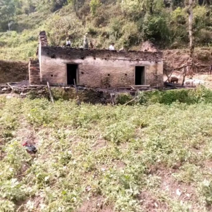 मध्य रातमा कासिबाङको एक घरमा आगलागी, सुतिरहेकी महिला जलेर घाईते