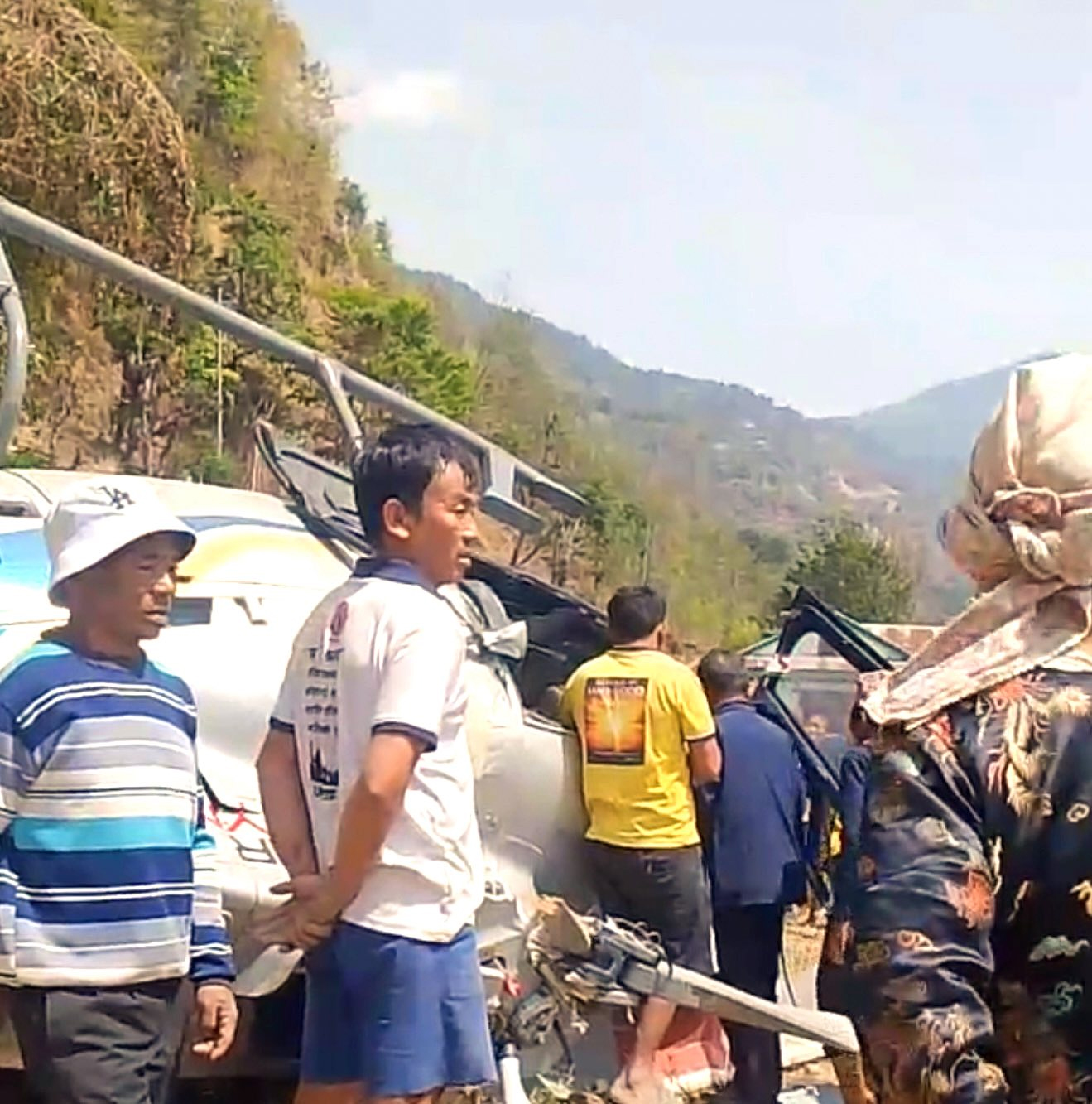 शव बोकेर खोटाङ पुगेको हेलिकप्टर दुर्घटनाग्रस्त, एक यात्रु घाईते