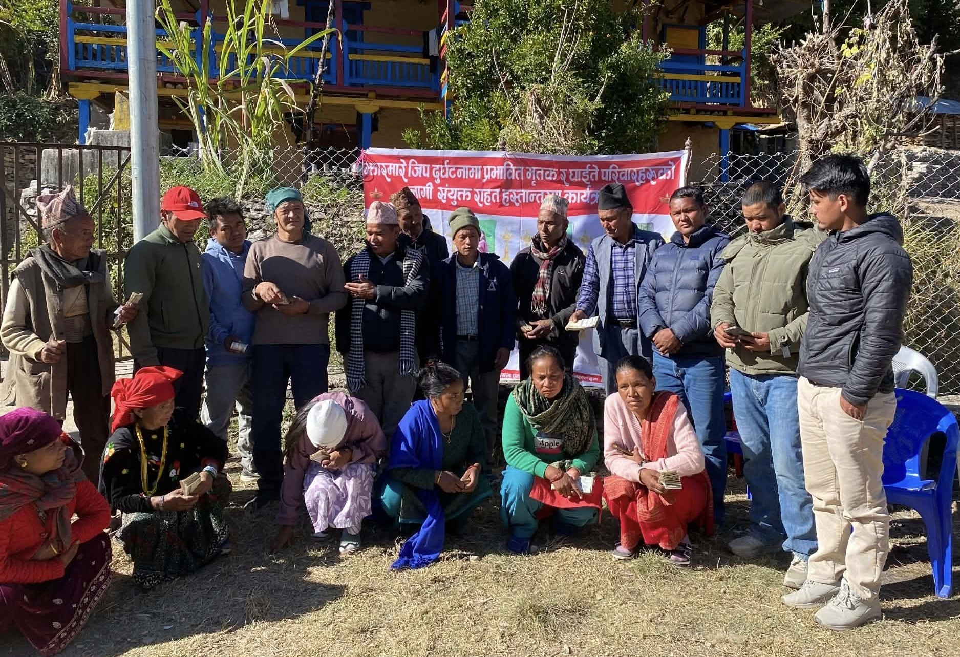 झारमारेमा भएको गाडी दुर्घटनाका मृतक परिवार र घाईतेलाई १३ लाख ६१ हजार राहत हस्तान्तरण 