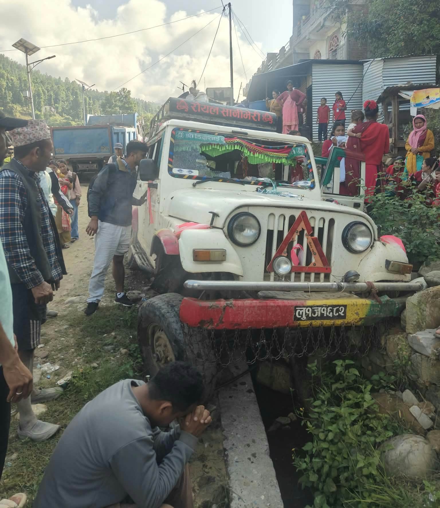 रुकुमको चौरजहारीमा क्षमता भन्दाबढी यात्रु बोकेको जिप दुर्घटना