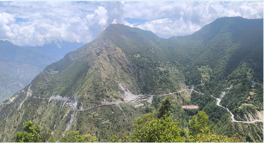 भिर काटेर बनेको मध्यपहाडी राजमार्ग 