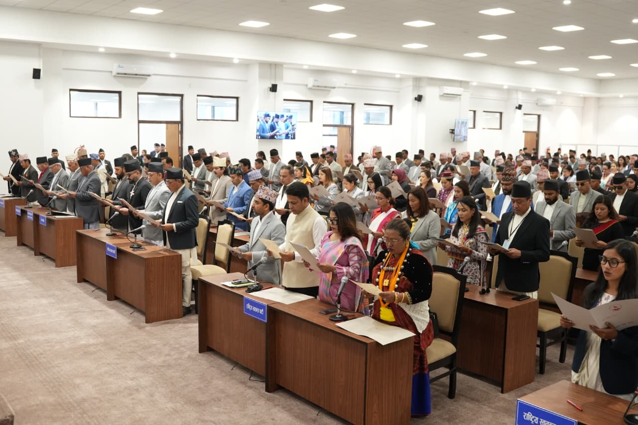 नवनिर्वाचित प्रतिनिधिसभा सदस्यहरुद्वारा शपथ