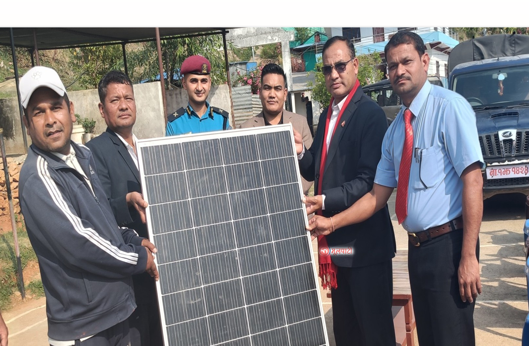 रुकुम कारागारलाई न्यू मुनलाईट स्कुलले दियो सोलार सेट