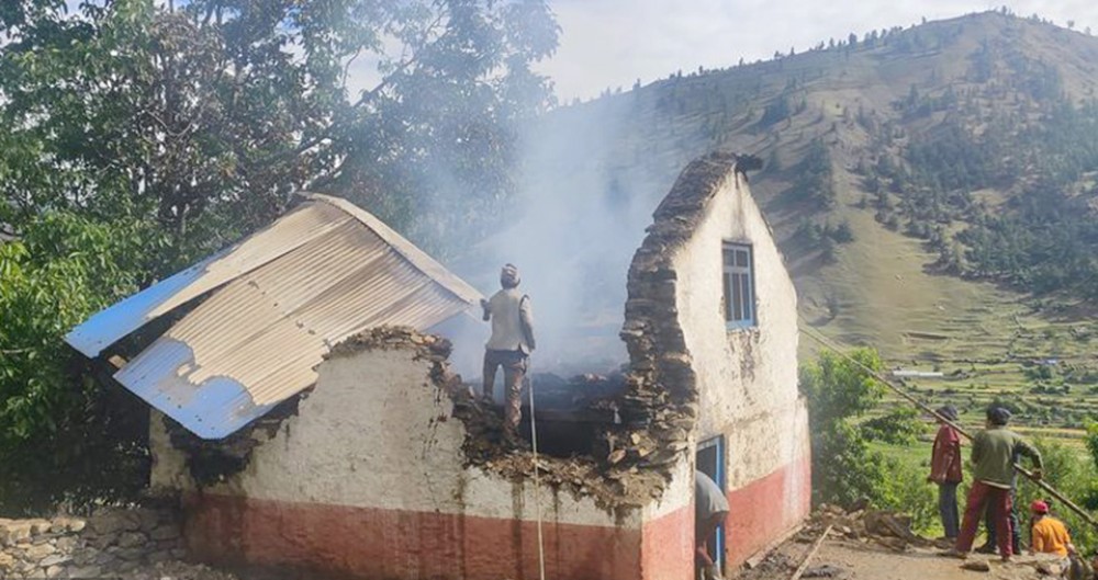 अन्तरजातीय बिहेको निहुँमा घर जलाइयो