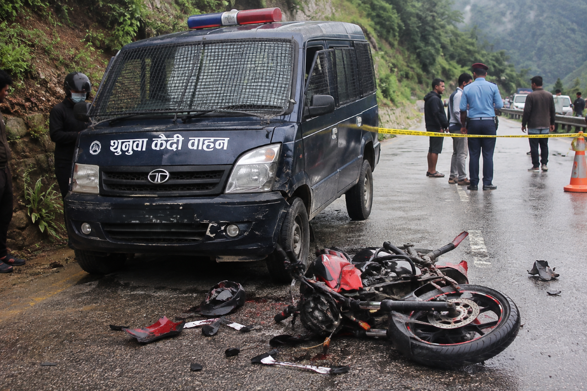 रुकुममा थुनुवा कैदी बोकेको भ्यान दुर्घटना, एक जनाको मृत्यु, एक घाईते